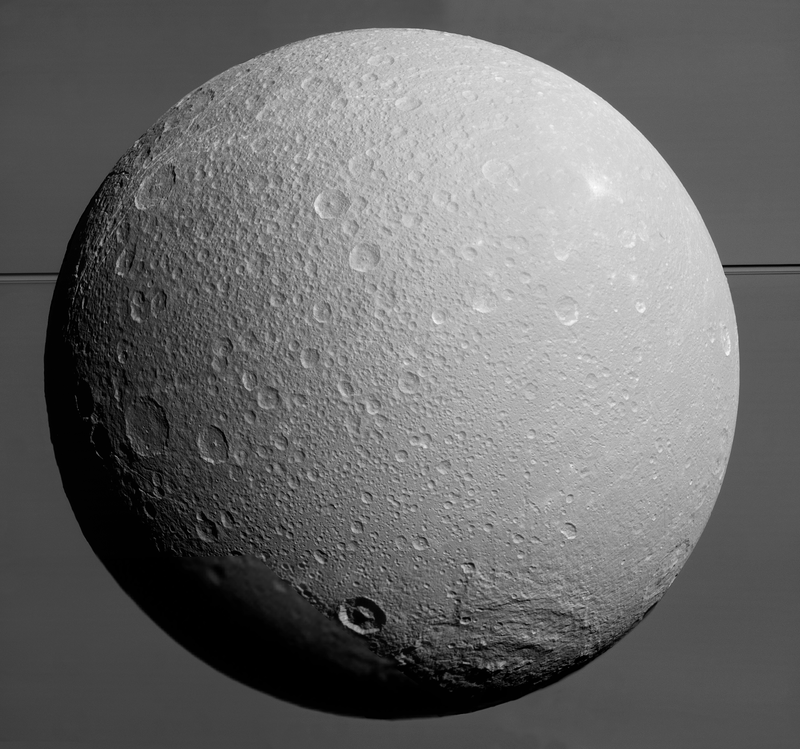 Illustration for article titled Las mejores imágenes de Dione que ha dejado a su paso la sonda Cassini